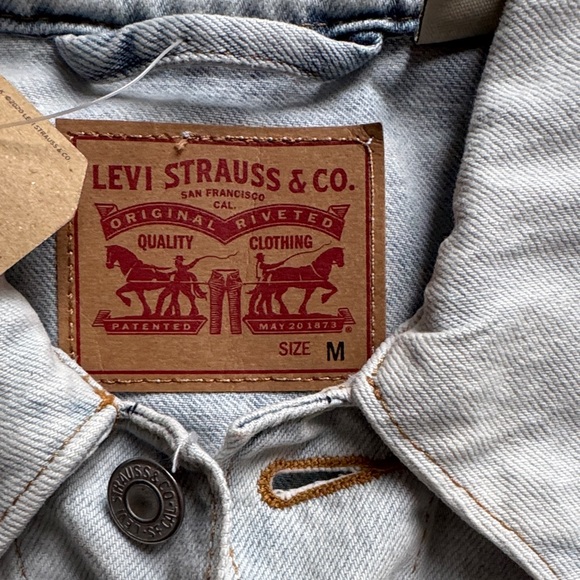 NWT Levi's Light Blue Denim Jacket with Red and Pink Embroidery - Picture 5 of 7